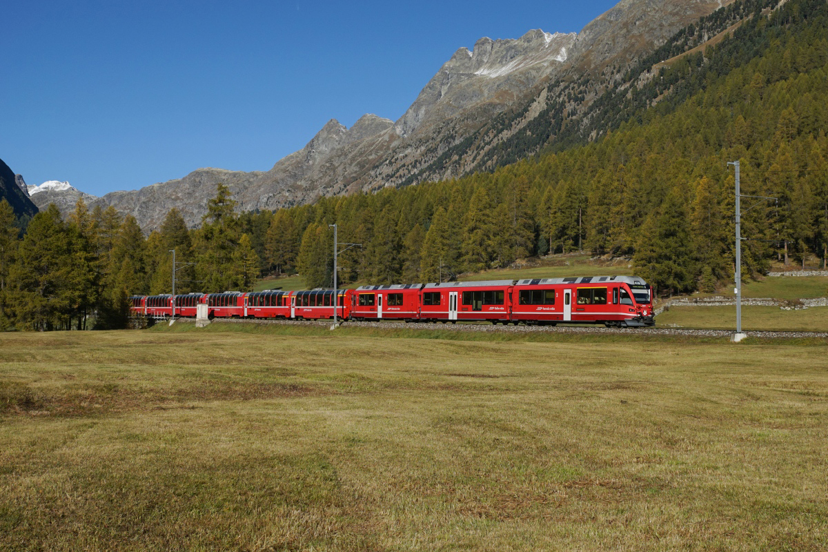 ABe 8/12 3501 erreicht am 16.10.2016 mit dem BEX 951 Bever.