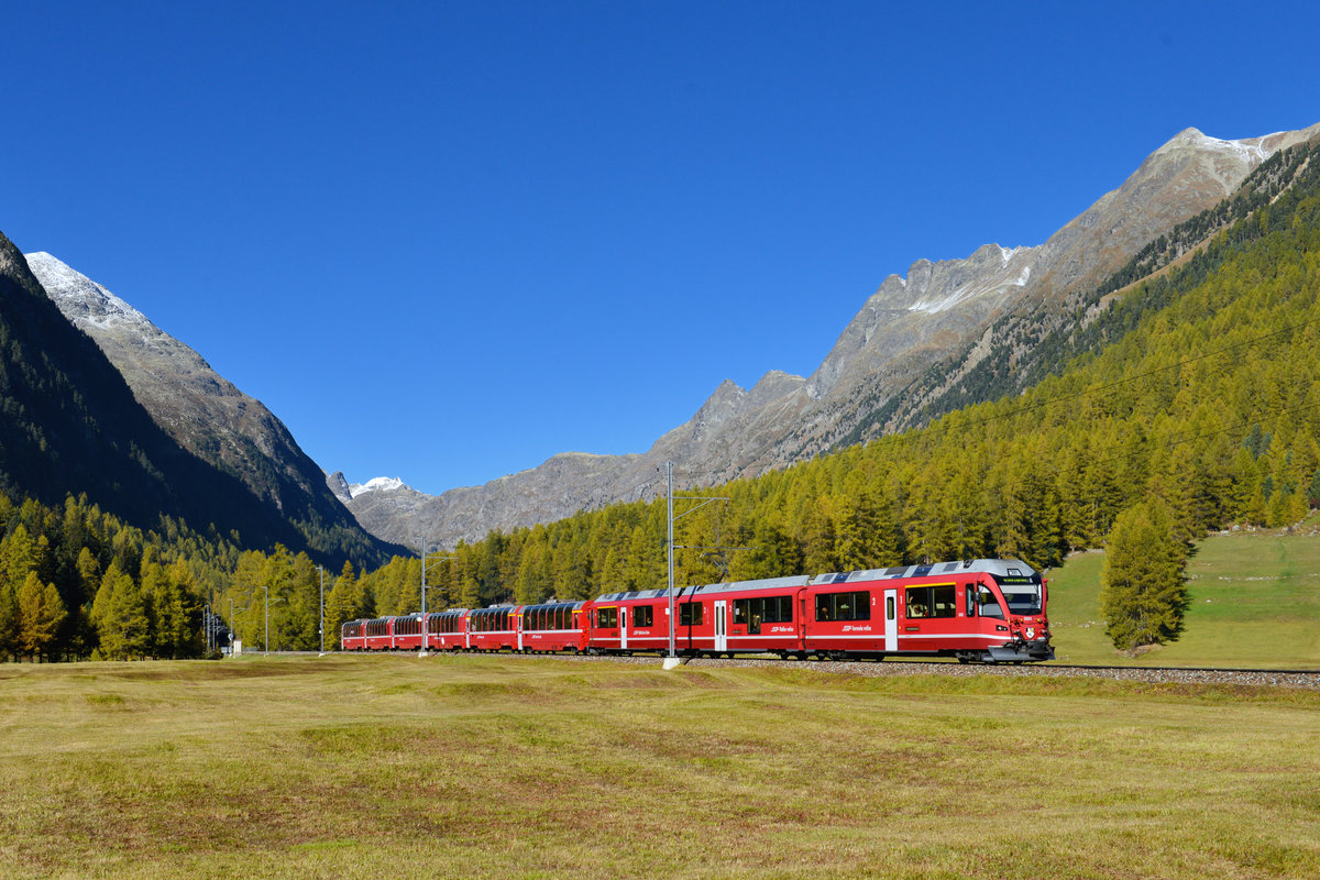 ABe 8/12 3501 mit einem BEX am 16.10.2016 bei Bever. 