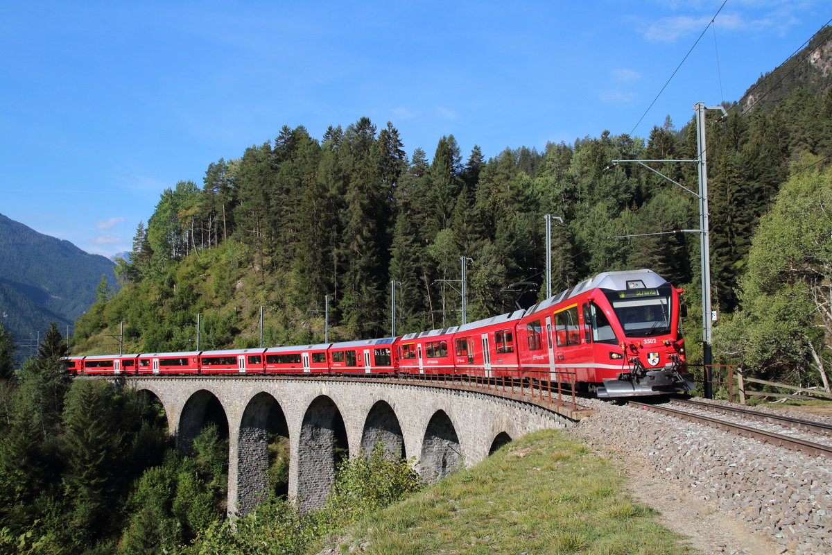 ABe 8/12 3502 befährt mit dem IR 1125 (Chur - St.Moritz) gegen 10 Uhr das Schmittentobelviadukt. Das Landwasserviadukt lag um diese Zeit noch größtenteils im Schatten...

Schmittentobelviadukt, 16. September 2018 