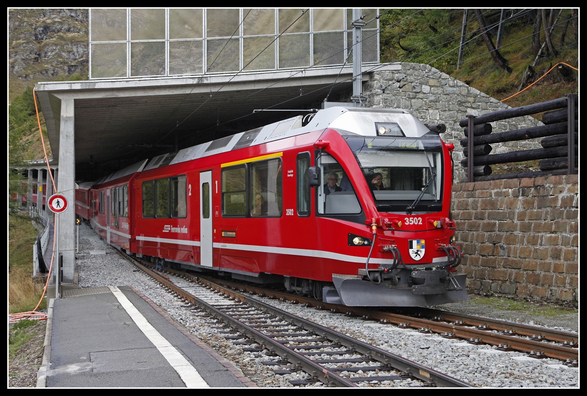 ABe 8/12 3502 fährt am 1.Oktober.2019 in Alp Grüm ein.
