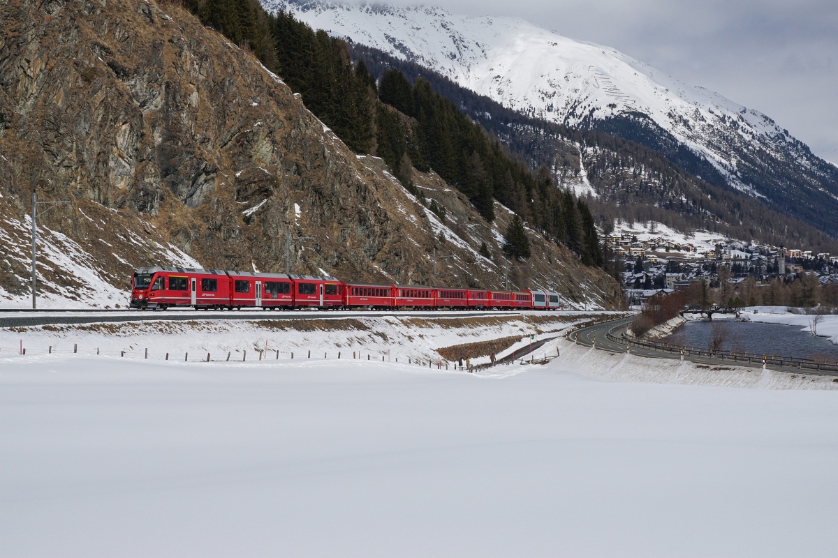 ABe 8/12 3504 mit dem EXT 2129 am 13.03.2016 zwischen Celerina und Samedan.