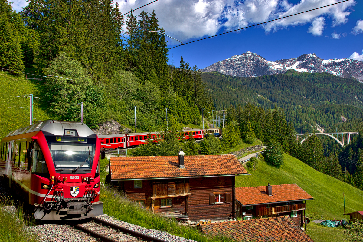 ABe 8/12 3505 fährt in Langwies mit einem R talwärts.Bild vom 22.6.2016