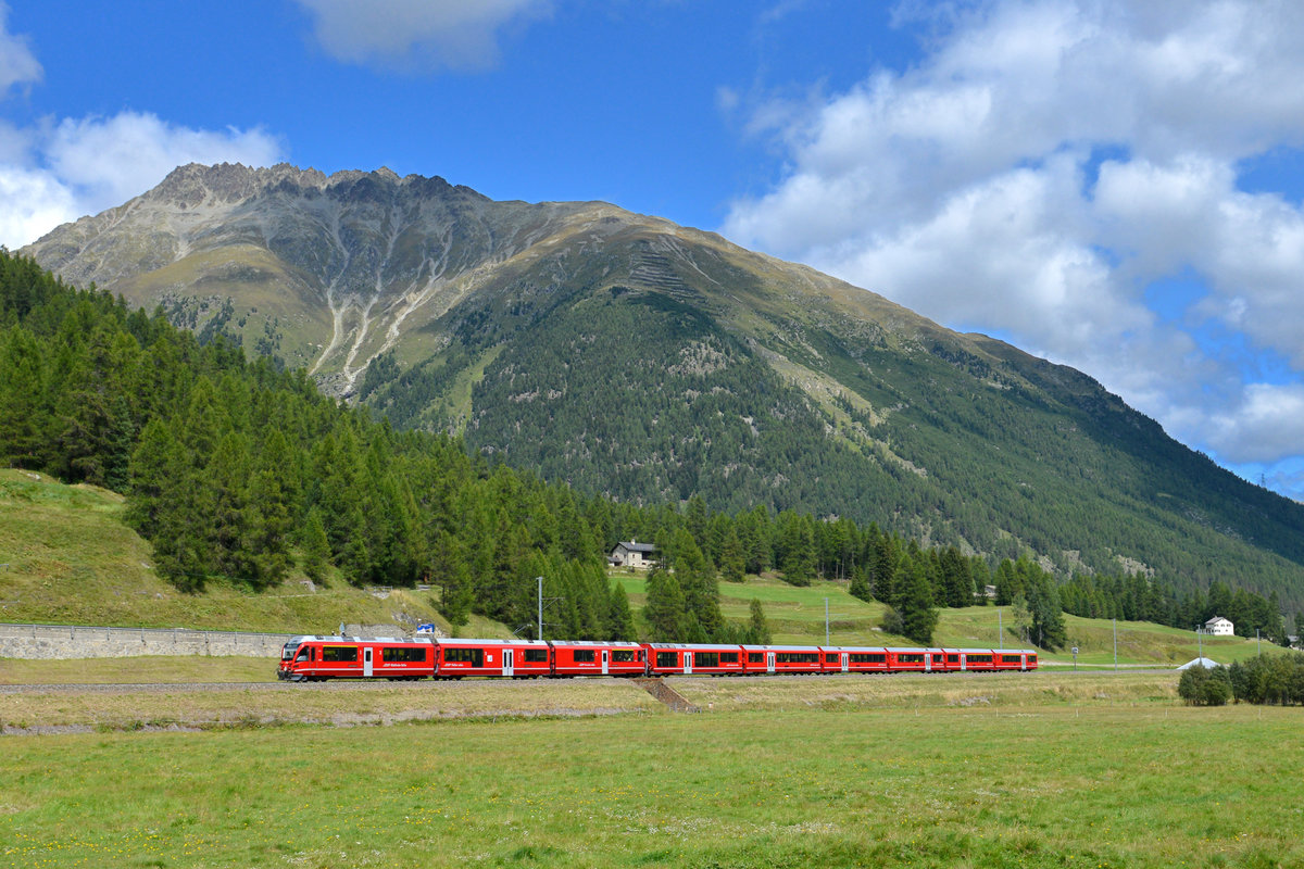 ABe 8/12 3505 mit einem RE am 20.08.2017 bei Samedan. 