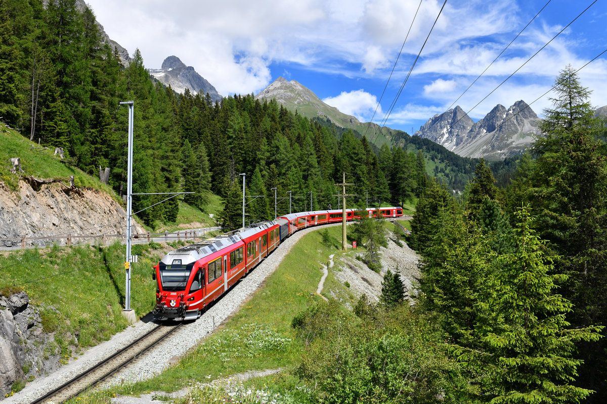 ABe 8/12 3505 mit einem IR am 15.06.2018 bei Preda.  