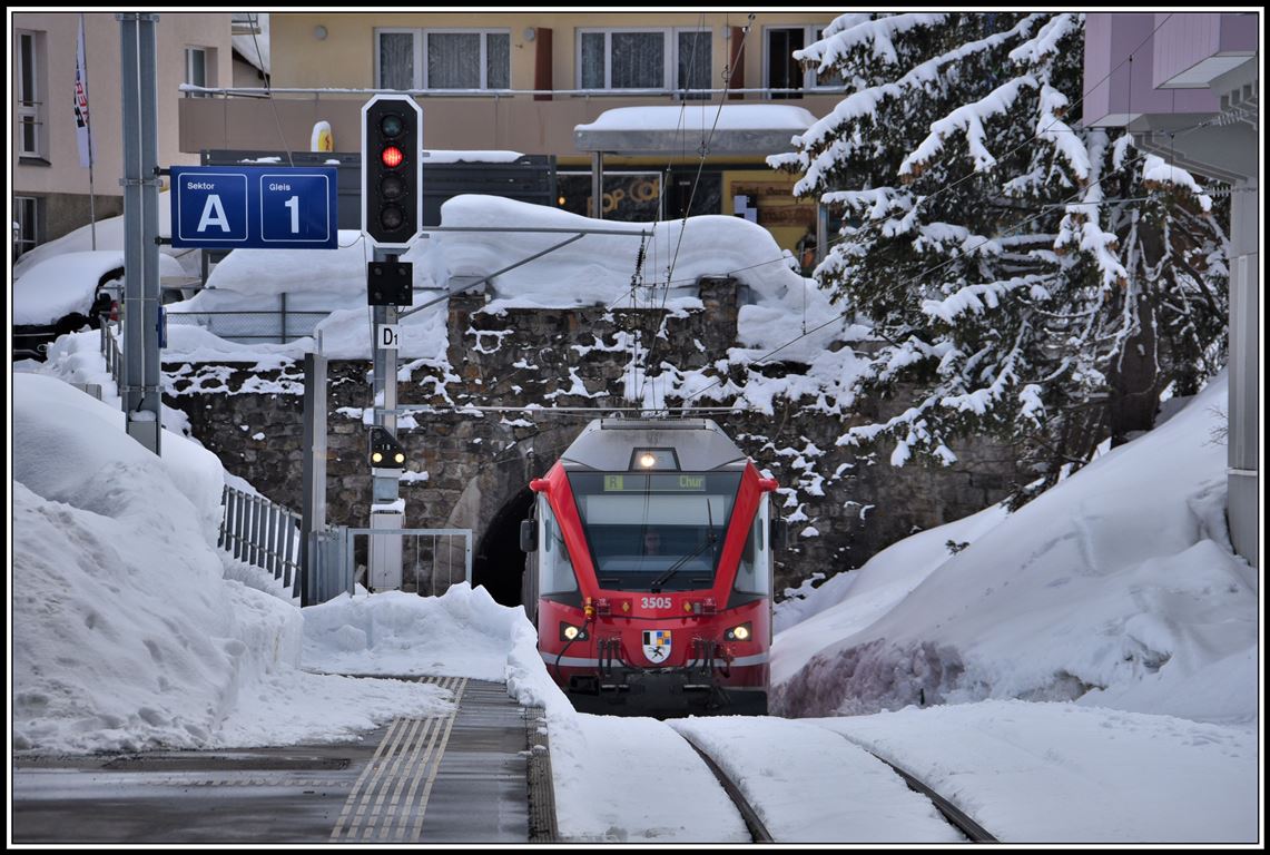 ABe 8/12 3505 wechselt in Arosa für die Talfahrt auf die andere Zugseite. Der Beginn des Gefälles ist am Eingang des Arosatunnels besonders eindrücklich. (18.03.2019)