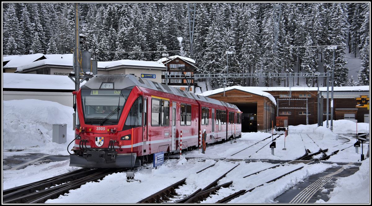ABe 8/12 3505 wechselt in Arosa für die Talfahrt auf die andere Zugseite. (18.03.2019)