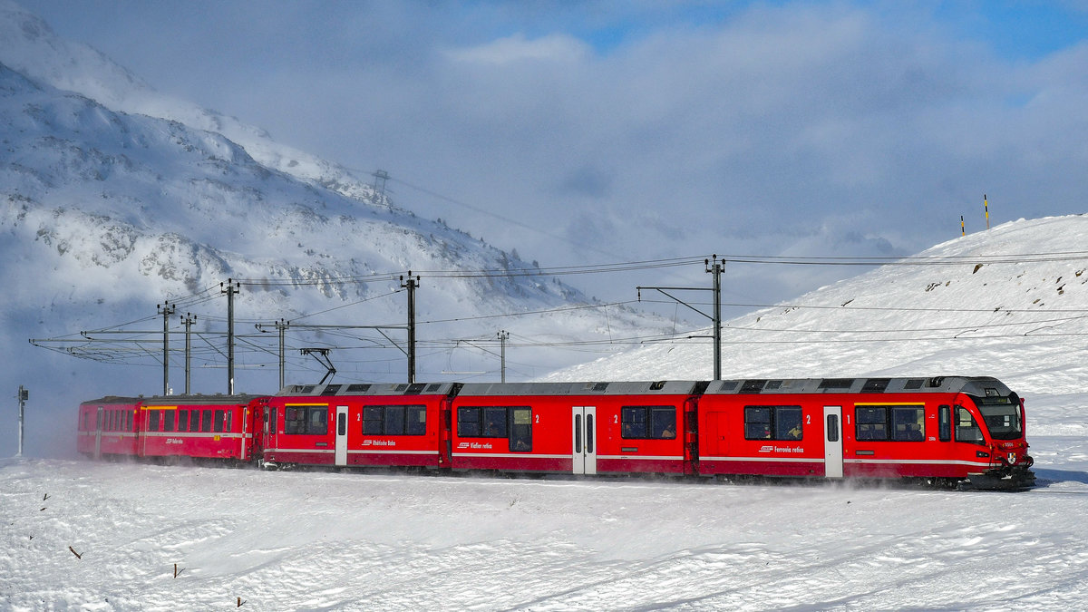 ABe 8/12 3506  Anna von Planta  ist unterwegs in Richtung Tirano, aufgenommen zwischen Bernina Lagalb und Bernina Ospizio am 29.12.2020.