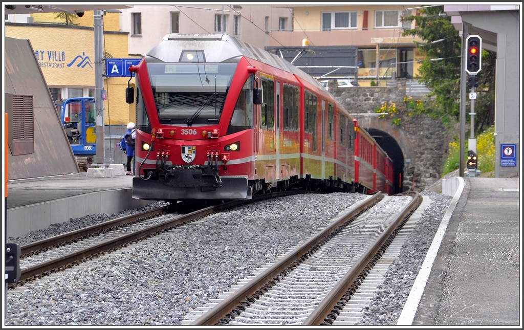 ABe 8/12 3506 bringt nach Ankunft die zwei mitgeführten Kieswagen ins Umschlaggeleise, welches sich einen halben Kilometer unterhalb Arosa befindet. (09.06.2015)