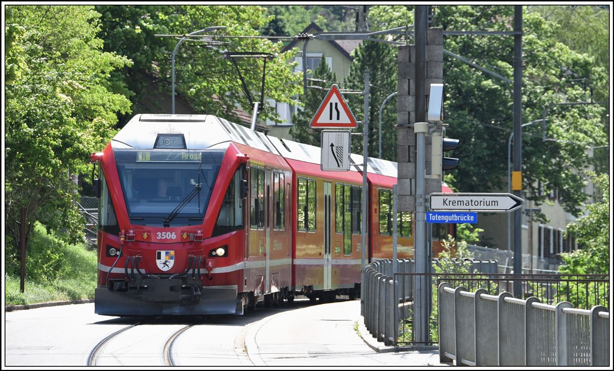 ABe 8/12 3506 fährt beim Depot Sand am Totengut vorbei Richtung Arosa. (30.05.2020)