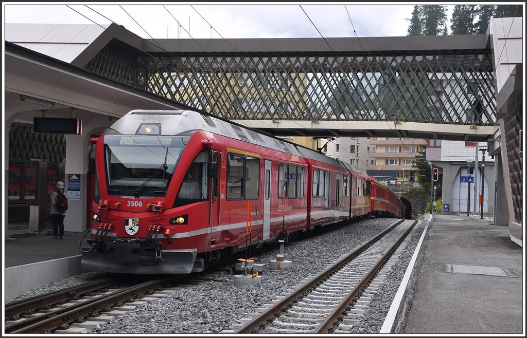 ABe 8/12 3506 mit R1441 trifft im neu gestalteten Bahnhof Arosa ein. (09.06.2015)