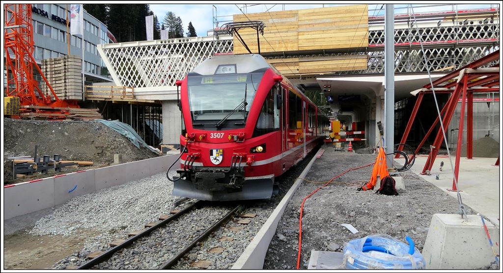 ABe 8/12 3507 rangiert so gut es geht im halbfertigen Bahnhof Arosa. (26.09.2014)