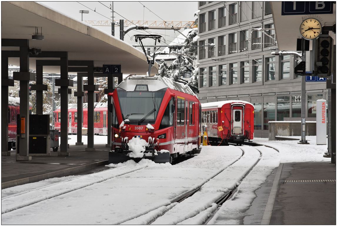 ABe 8/12 3507 wartet in Chur auf die Öffnung der Arosastrecke, die wegen des schweren Schnees mit umgestürzten Bäumen blockiert ist. (28.10.2018)