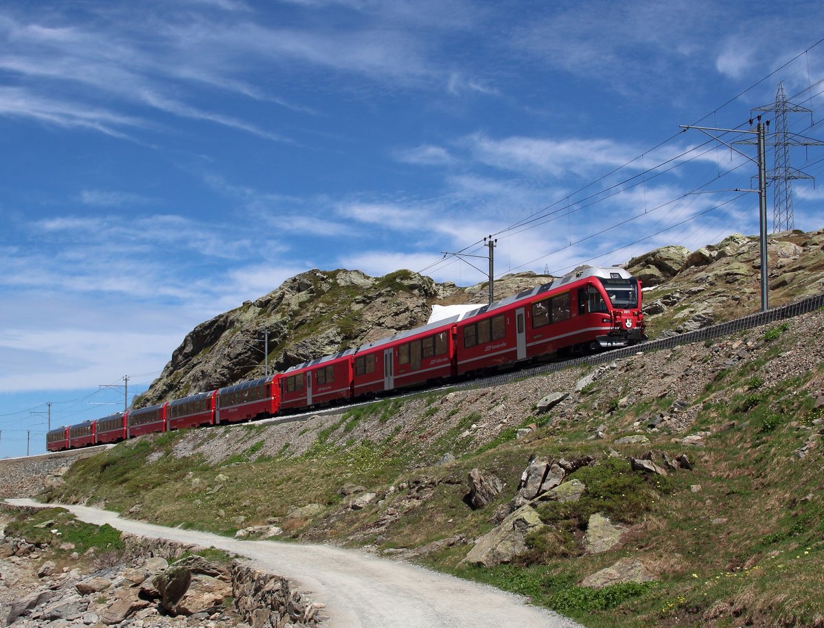 ABe 8/12 3511 „Otto Barblan“ hat mit dem Bernina Express 961 (Davos Platz – Tirano) die Passhöhe überwunden und rollt nun in Richtung Alp Grüm.

Berninabahn, 13. Juni 2017