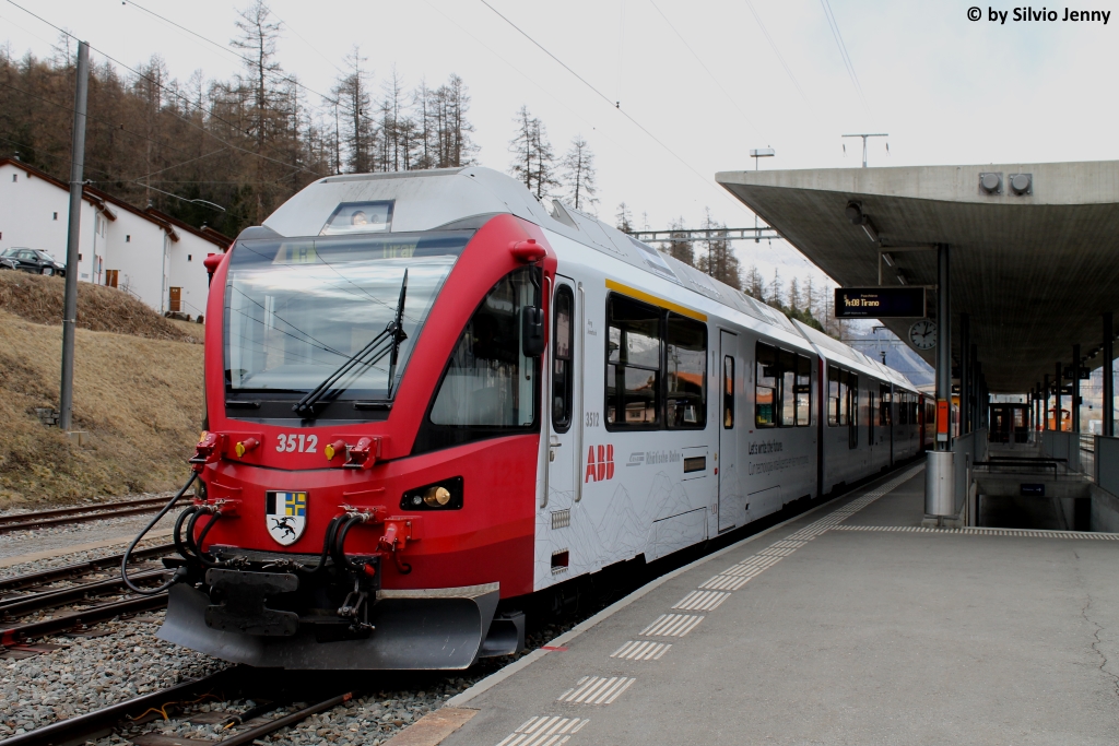 ABe 8/12 3512 ''ABB'' am 18.4.2017 in Pontresina als Regio nach Tirano