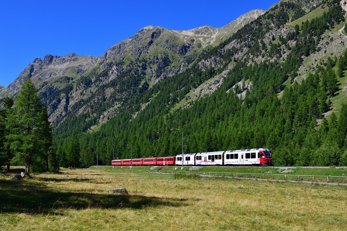 ABe 8/12 3512 mit einem IR am 03.09.2019 im Val Bever.