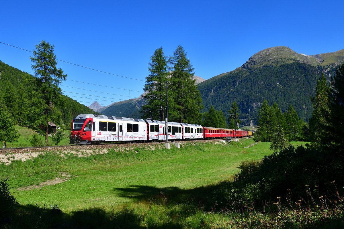 ABe 8/12 3512 mit einem IR am 04.09.2019 bei Bever.