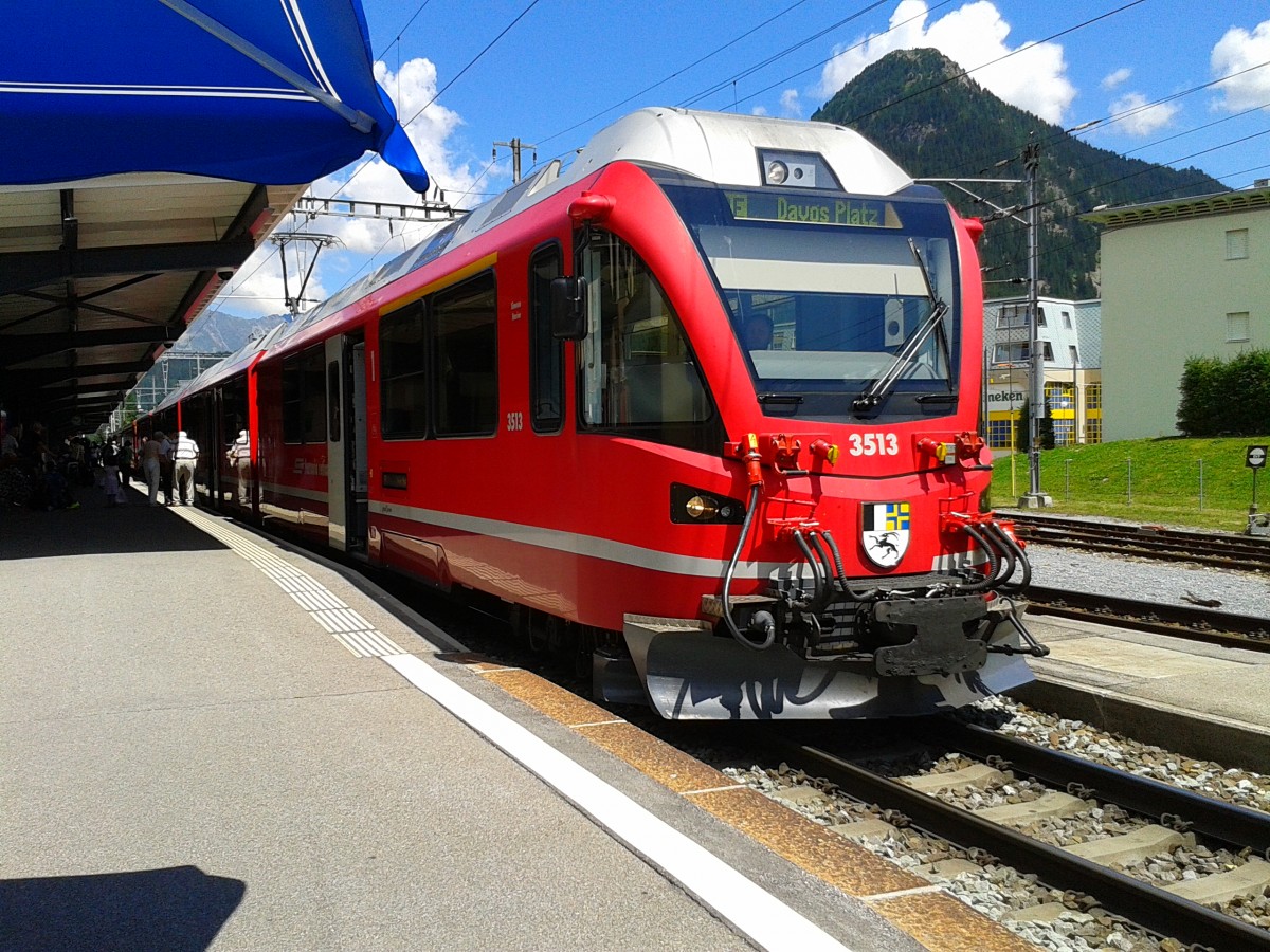 ABe 8/12 3513 als RE 1041 (Landquart - Davos Platz) am 21.7.2015 beim Halt in Davos Dorf.