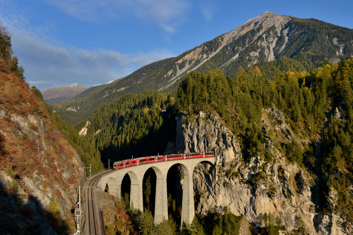 ABe 8/12 3513 mit dem Bernina Express nach Chur am 22.10.2016 bei Filisur am Landwasserviadukt. 