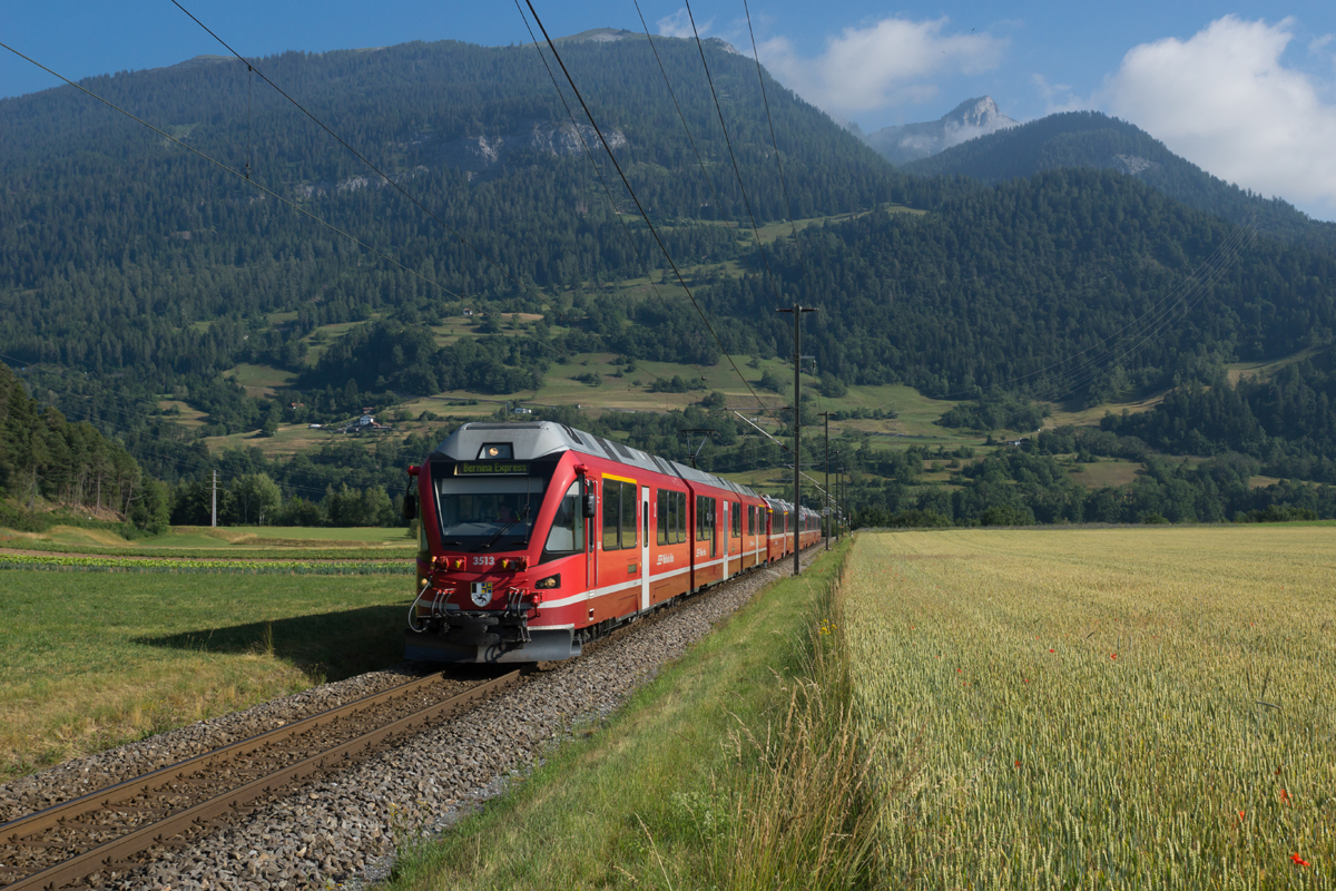 ABe 8/12 3513 zieht am 21.06.2014 den Bernina-Express 951 von Chur Richtung Tirano, aufgenommen bei Bonaduz.