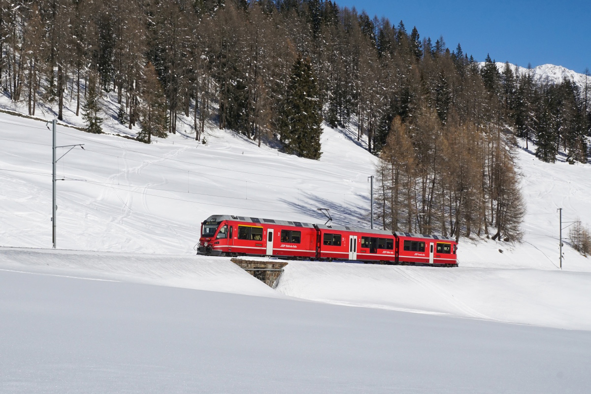 ABe 8/12 3514 befindet sich am 21.01.2017 als RE 1035 unterhalb von Davos Wolfgang.