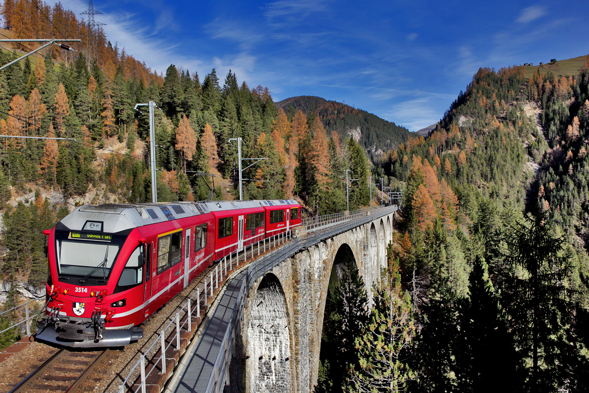 ABe 8/12 3514 fährt als R nach Davos Platz über das Wiesener Viadukt.
Das Viadukt ist im Winterhalbjahr auch ein beliebter Aufenthaltsort einer der schönsten und zugleich seltensten Vogelarten der Alpen...des Mauerläufers (Tichodromia muraria) der ein Exemplar am 13.11.2015 ebenfalls anwesend war.