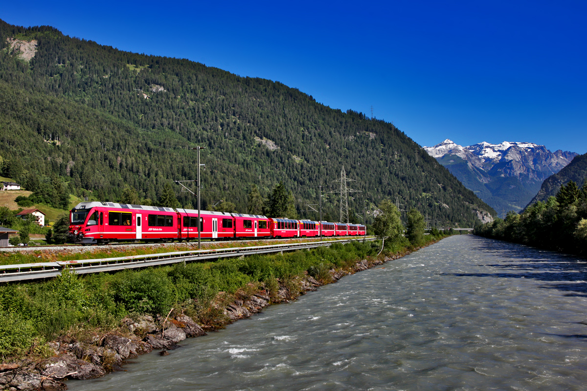 ABe 8/12 3514 fährt in Realta mit einem BEX dem Rhein entlang.Bild vom 22.6.2016