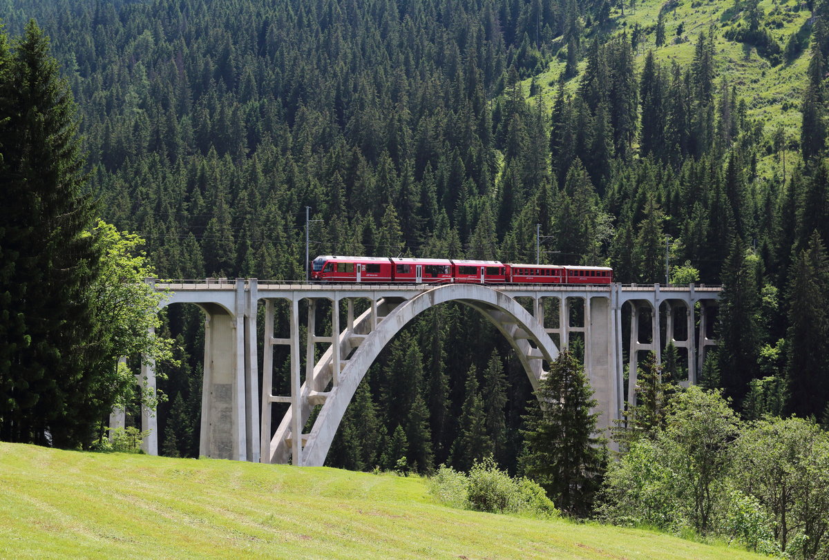 ABe 8/12 3515  Alois Carigiet  fährt als R 1448 (Arosa - Chur) über das Langwieser Viadukt.

Langwies, 12. Juni 2017