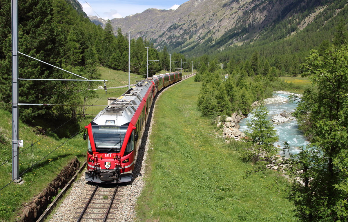 ABe 8/12 3515  Alois Carigiet  rollt mit dem Bernina Express 961 (Davos Platz - Tirano) durchs Valbever dem Engadin entgegen.

Valbever, 15. Juni 2017