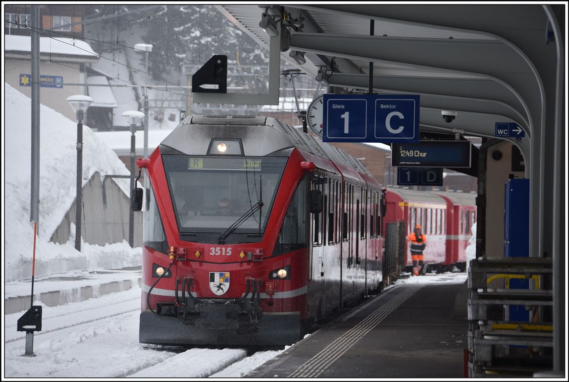 ABe 8/12 3515 beim Verschieben von Güter- und Personenwagen in Arosa. (05.03.2020)