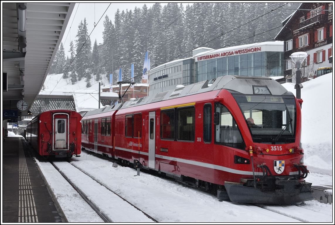 ABe 8/12 3515 beim Verschieben von Güter- und Personenwagen in Arosa. (05.03.2020)