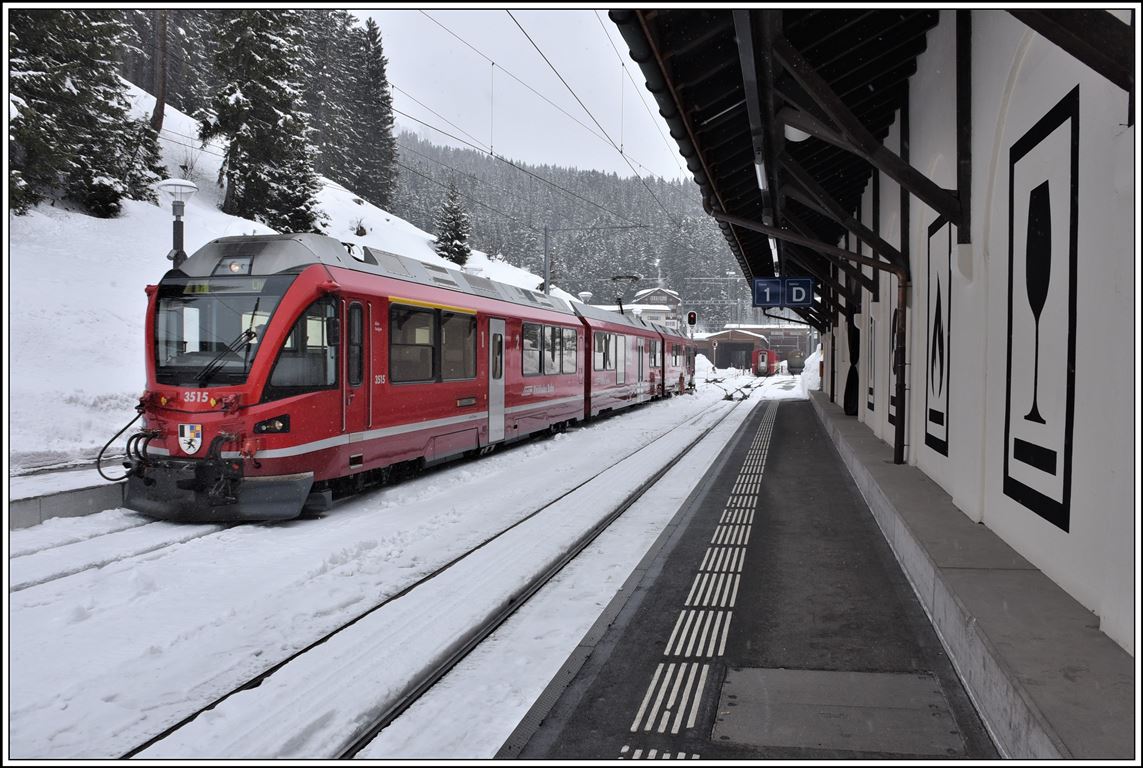 ABe 8/12 3515 beim Verschieben von Güter- und Personenwagen in Arosa. (05.03.2020)