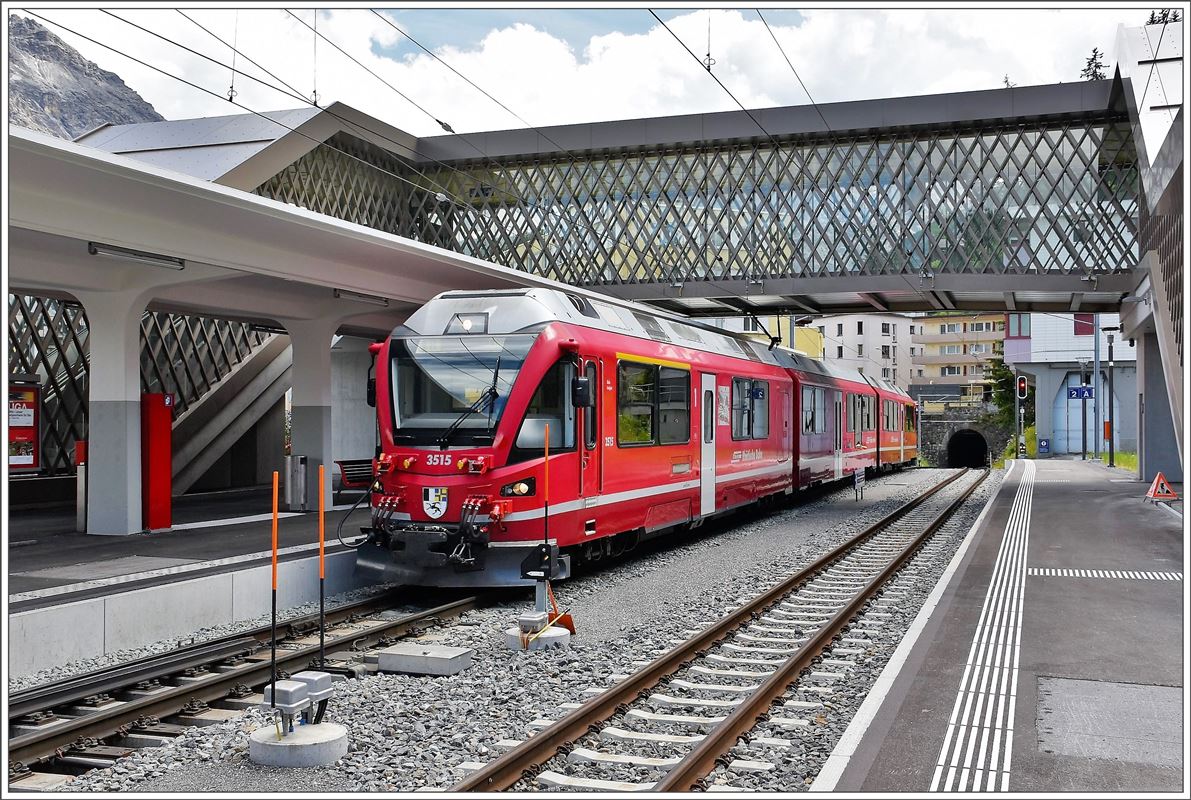 ABe 8/12 3515 im neugestalteten Bahnhof Arosa mit der neuen Überführung als direktem Zugang zur Luftseilbahn aufs Weisshorn. Früher musste via Tunnelportal zur Luftseilbahn marschiert werden, heute erledigen das bequem die Rolltreppen. (06.07.2016)