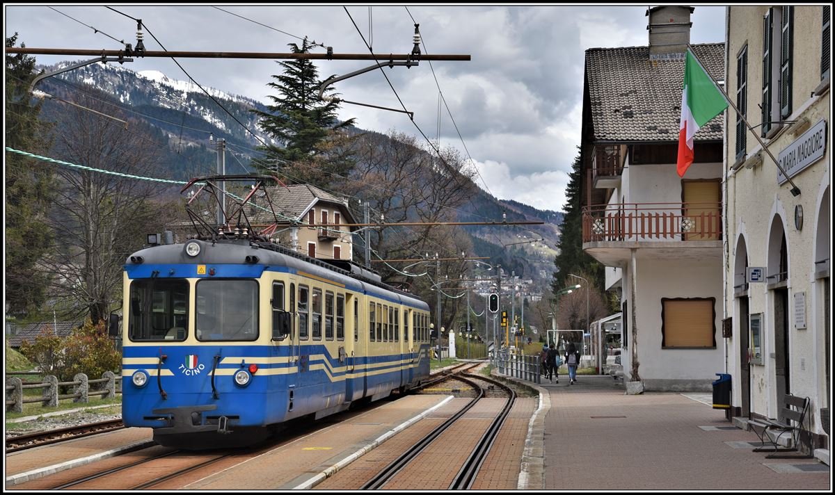 ABe 8/8 22  Ticino  als Schülerzug Reg 763 nach Re verlässt S.Maria Maggiore(I). (10.04.2019)