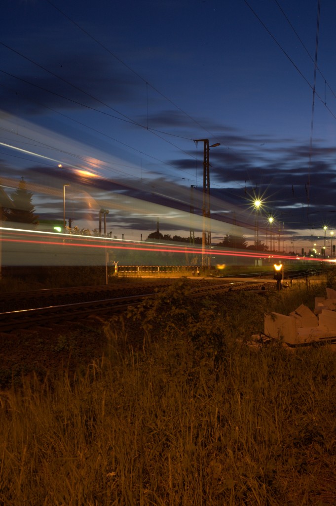 Abednstimmung  Coswig, südwestliches Gleisivorfeld. Eine RB passiert gerade.
03.05.2014 21:31 Uhr.