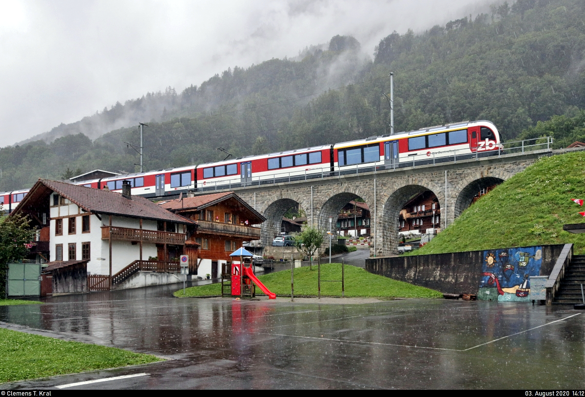 ABeh 150 103-4 (Stadler Adler) konnte auf Höhe der Schiffländte in Niederried bei Interlaken in strömendem Regen und unter sommerunwürdigen Temperaturen aufgenommen werden.

🧰 zb Zentralbahn AG (SBB)
🚝 IR 2929 Interlaken Ost (CH)–Luzern (CH)
🚩 Bahnstrecke Luzern–Interlaken Ost (Brünigbahn | 470/472)
🕓 3.8.2020 | 14:12 Uhr