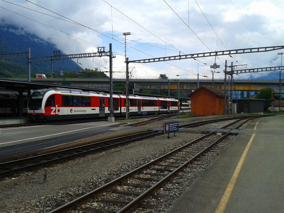 ABeh 160 003-1 als R 9870 (Meiringen - Interlaken Ost) am 23.7.2015 bei der Ankunft in Interlaken Ost.	