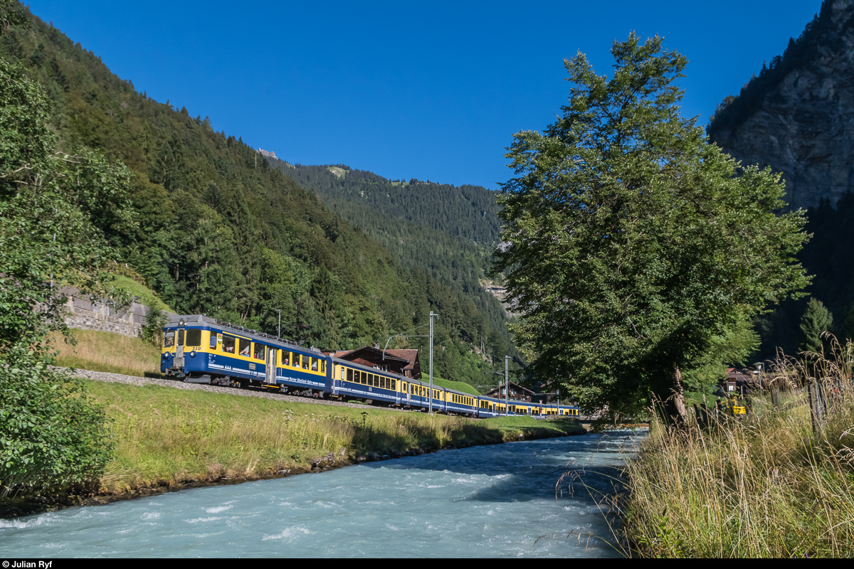 ABeh 4/4 310 fährt am 13. August 2016 mit einem Regio nach Lauterbrunnen bei der Lochbrücke vorbei.