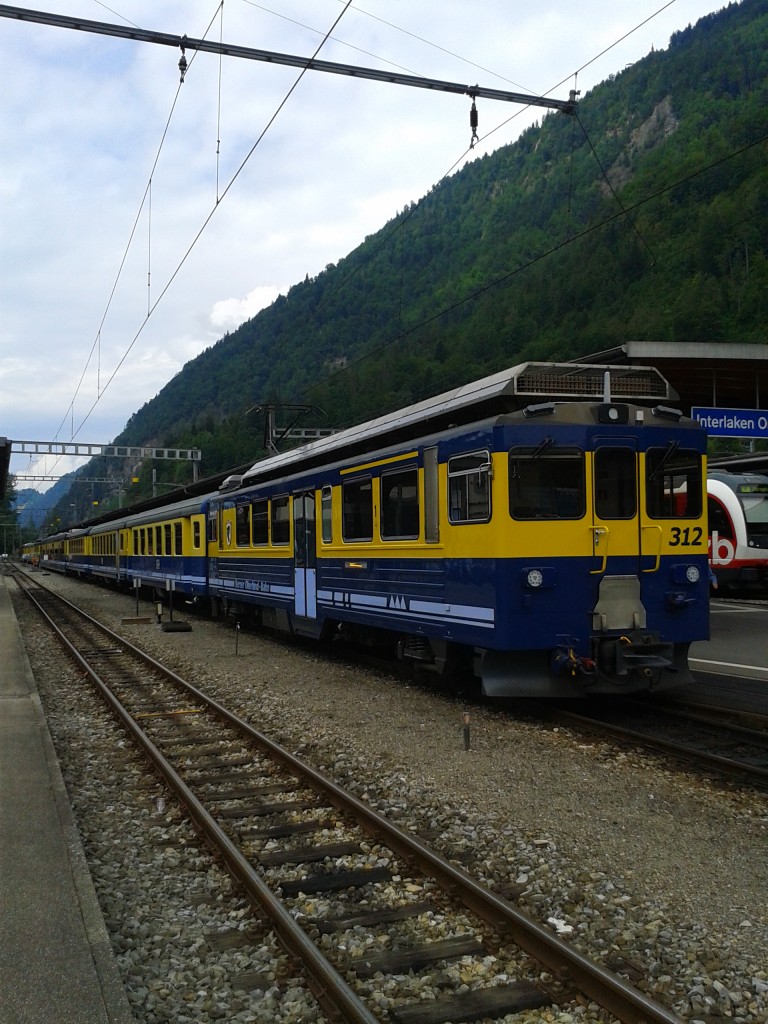 ABeh 4/4 312 der BOB als R 244 (Grindelwald - Interlakenn Ost) am 23.7.2015 bei der Ankunft in Interlaken Ost.