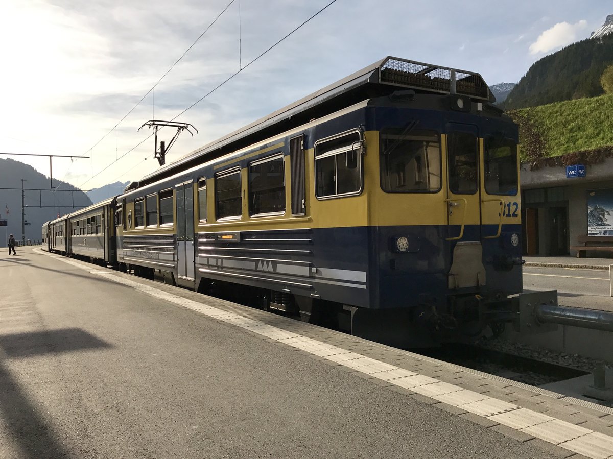 ABeh 4/4 312 der BOB steht am 24.4.17 in Grindelwald abfahrtsbereit.