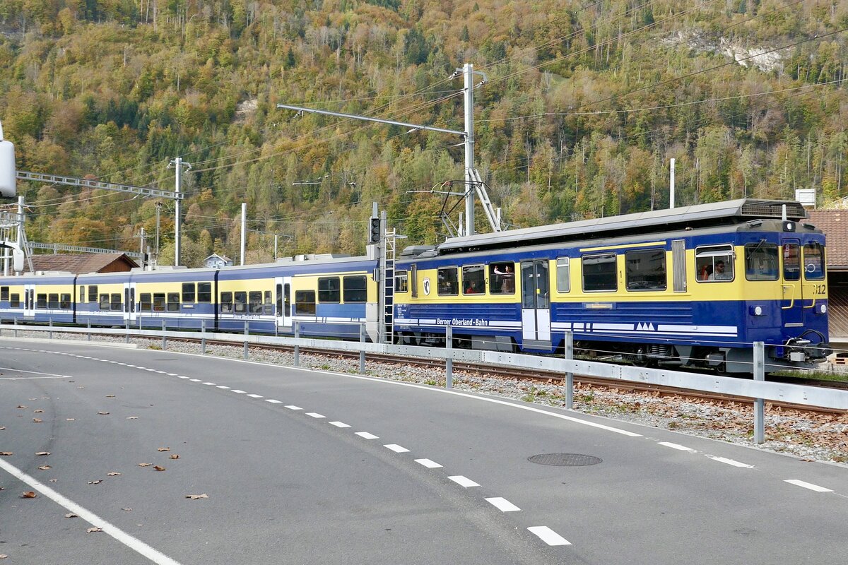 ABeh 4/4 312  Interlaken  der BOB am 30.10.22 kurz nach der Abfahrt in Interlaken Ost.