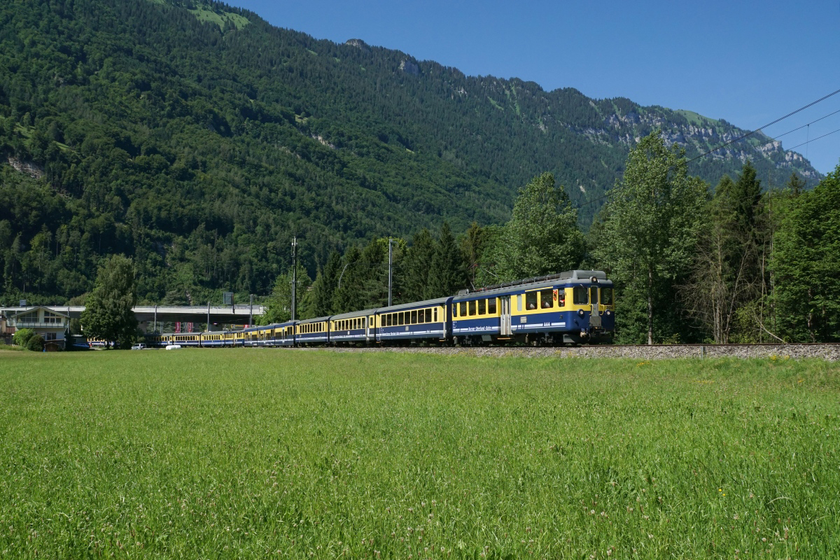 ABeh 4/4 I 304 befindet sich am 18.06.2017 ausgangs Interlaken.