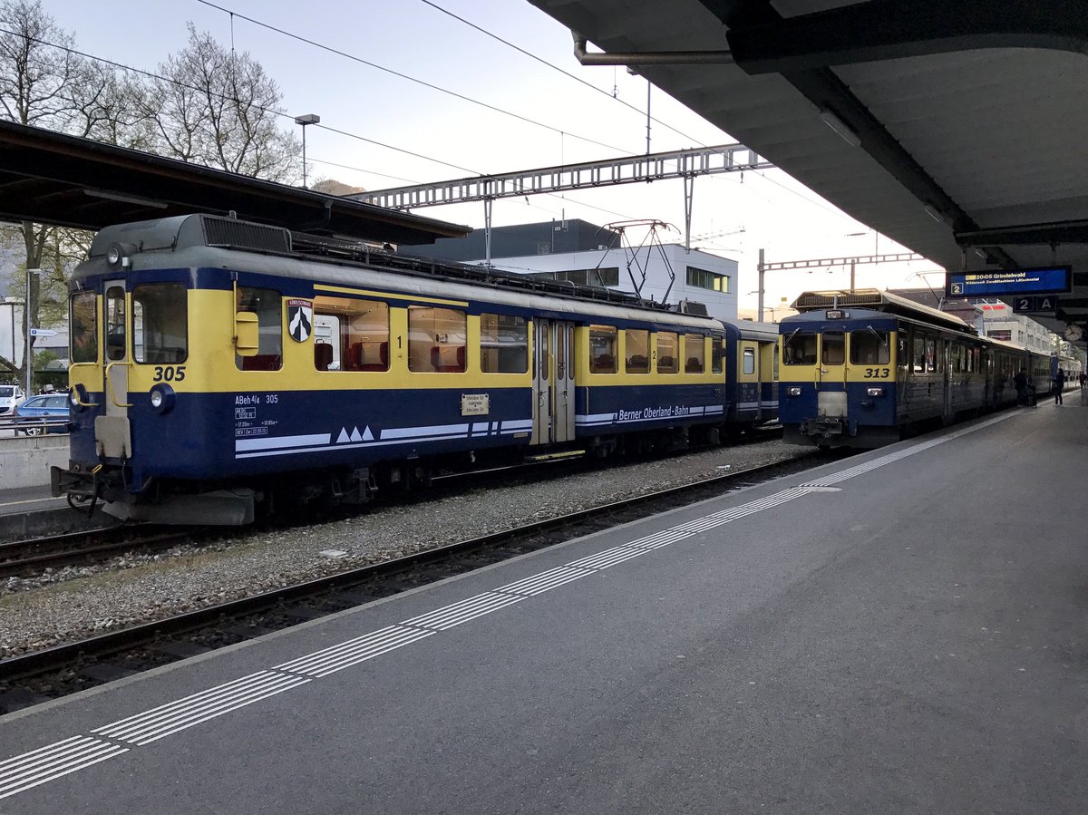 ABeh 4/4 I 305  Gündlischwand  mit dem Regio nach Lauterbrunnen und rechts daneben der ABeh 4/4 II 33  Lauterbrunnen  mit dem Regio nach Grindelwald, am 21.4.17 in Interlaken Ost.
