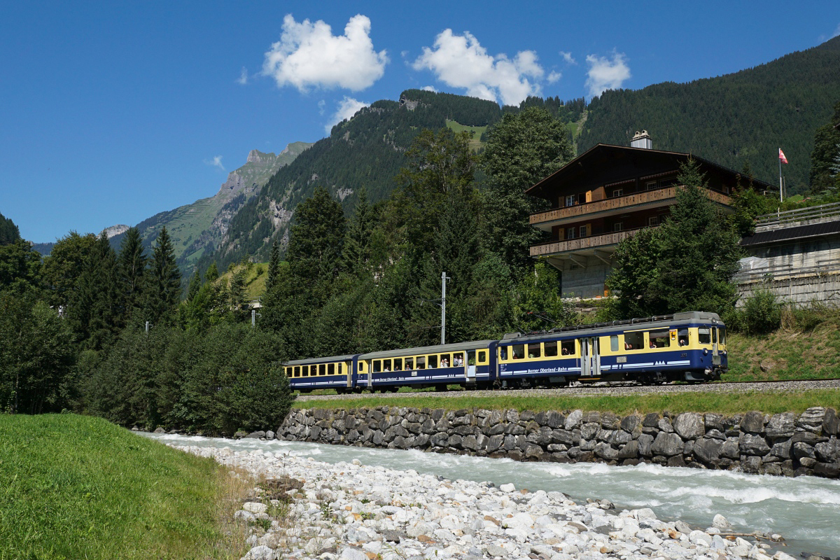 Abeh 4/4 I 306 fährt am 27.08.2016 der Schwarzen Lütschine entlang Richtung Grindelwald.