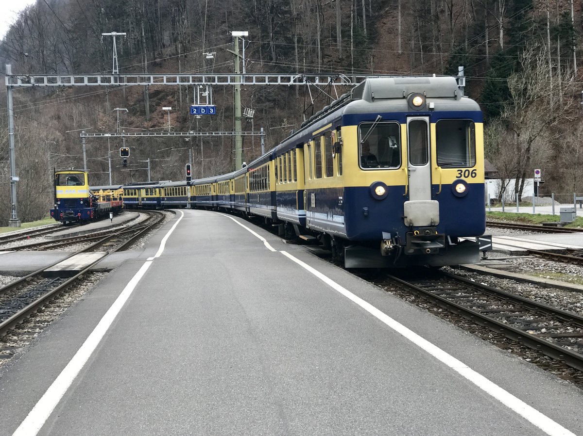 ABeh 4/4 I 306  Lütschental  als Regio nach Lauterbrunnen und Grindelwald bei der Einfahrt in Zweilütschinen am 26.3.17.