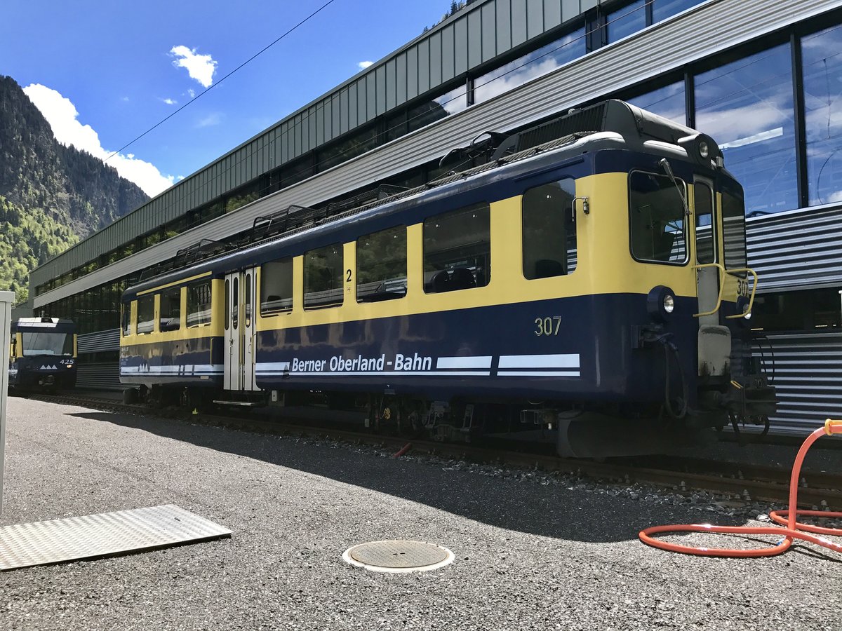 ABeh 4/4 I 307  Wilderswil  der ohne Wappen am 13.5.17 hinter der Werkstätte Zweilütschinen abgestellt ist.
Vom Weg aus der um die Werkstatt führt fotografiert.