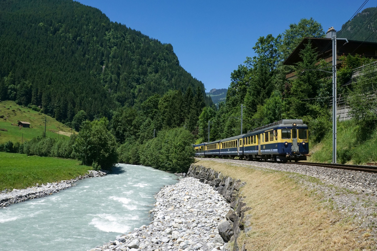 ABeh 4/4 I 308 fährt am 18.06.2017 der Schwarzen Lütschine entlang von Schwendi Richtung Grindelwald.