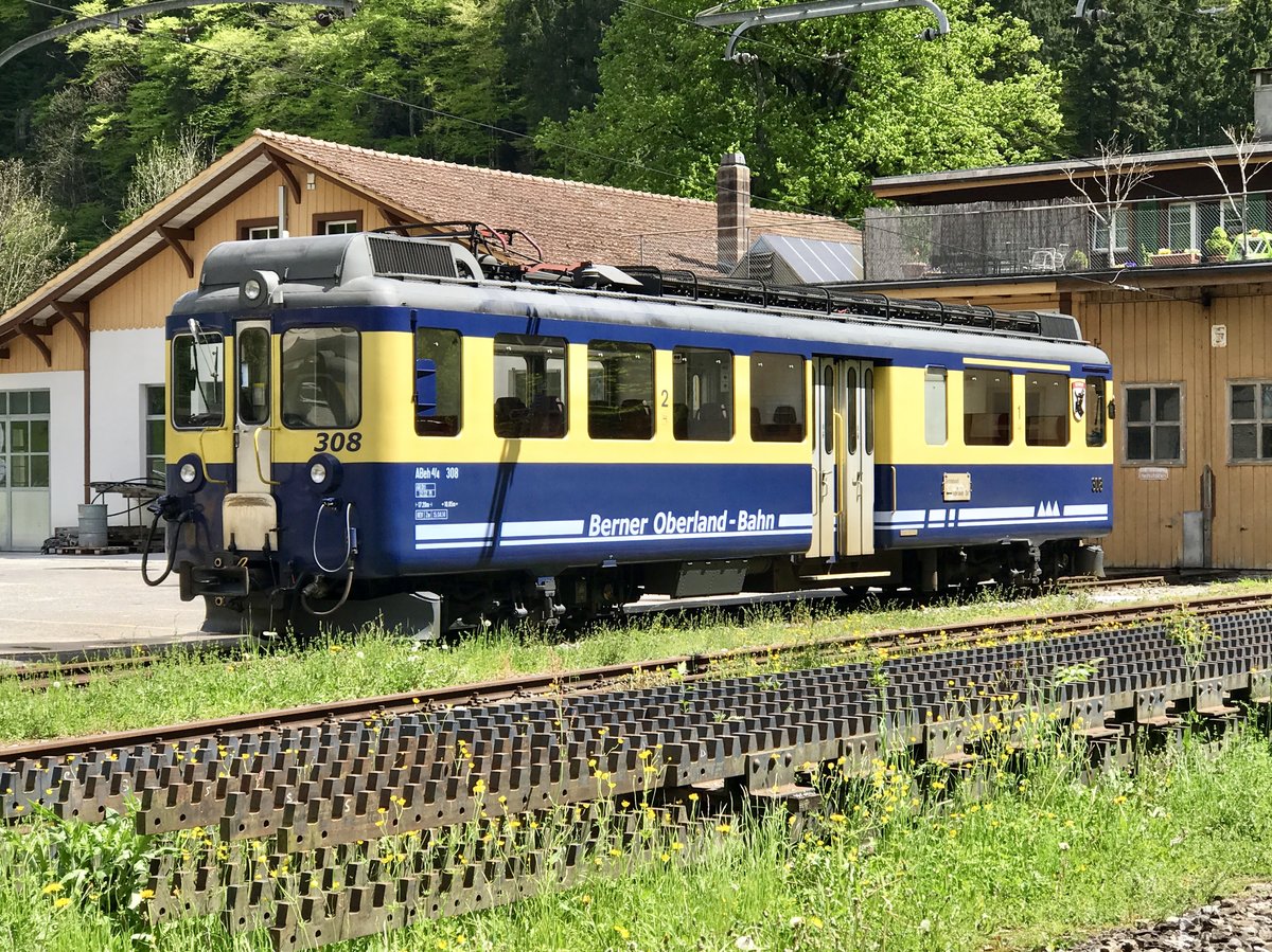 Abeh 4/4 I 308  Gsteigwiler  am 13.5.17 Solo hinter dem Bhf Zweilütschinen abgestellt.