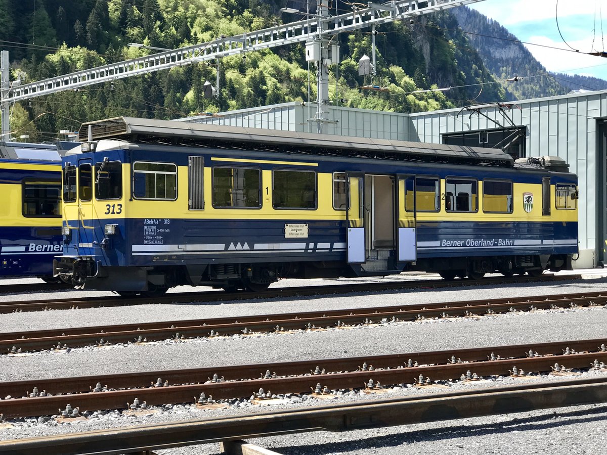 ABeh 4/4 II 313  Lauterbrunnen  am 13.5.17 vor der Werkstatt Zweilütschinen abgestellt.