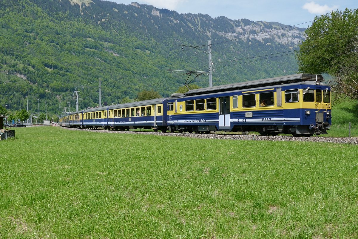 ABeh 4/4 II 313  Lauterbrunnen  führt am 25.5.17 den Regio nach Lauterbrunnen und Grindelwald an, kurz nach Interlaken.