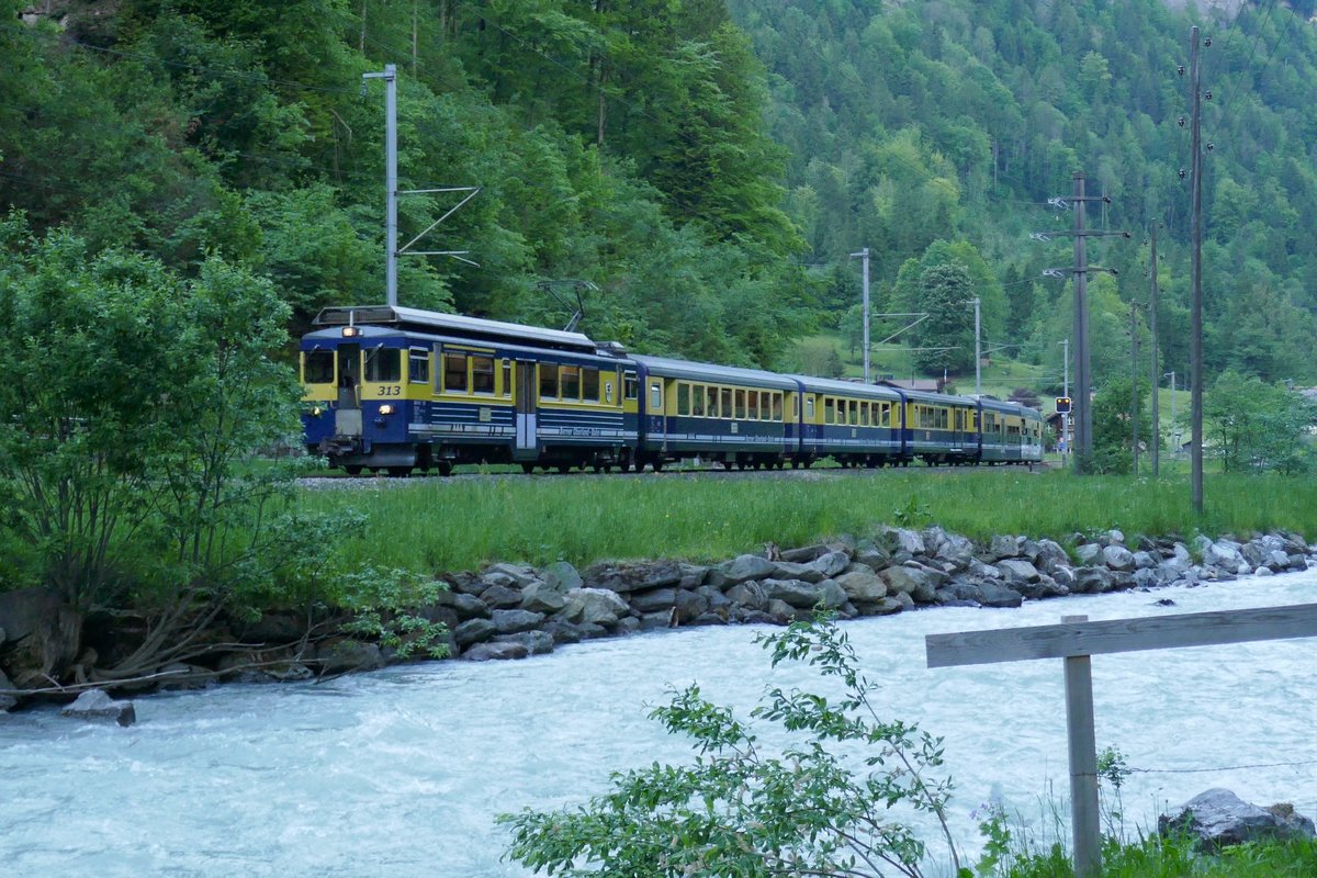ABeh 4/4 II 313  Lauterbrunnen  am 25.5.17 kurz vor Lauterbrunnen.